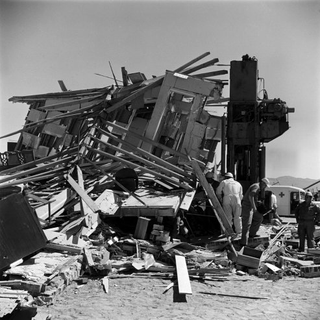 Illustration for article titled Rare and eerie photos from an early atomic bomb test